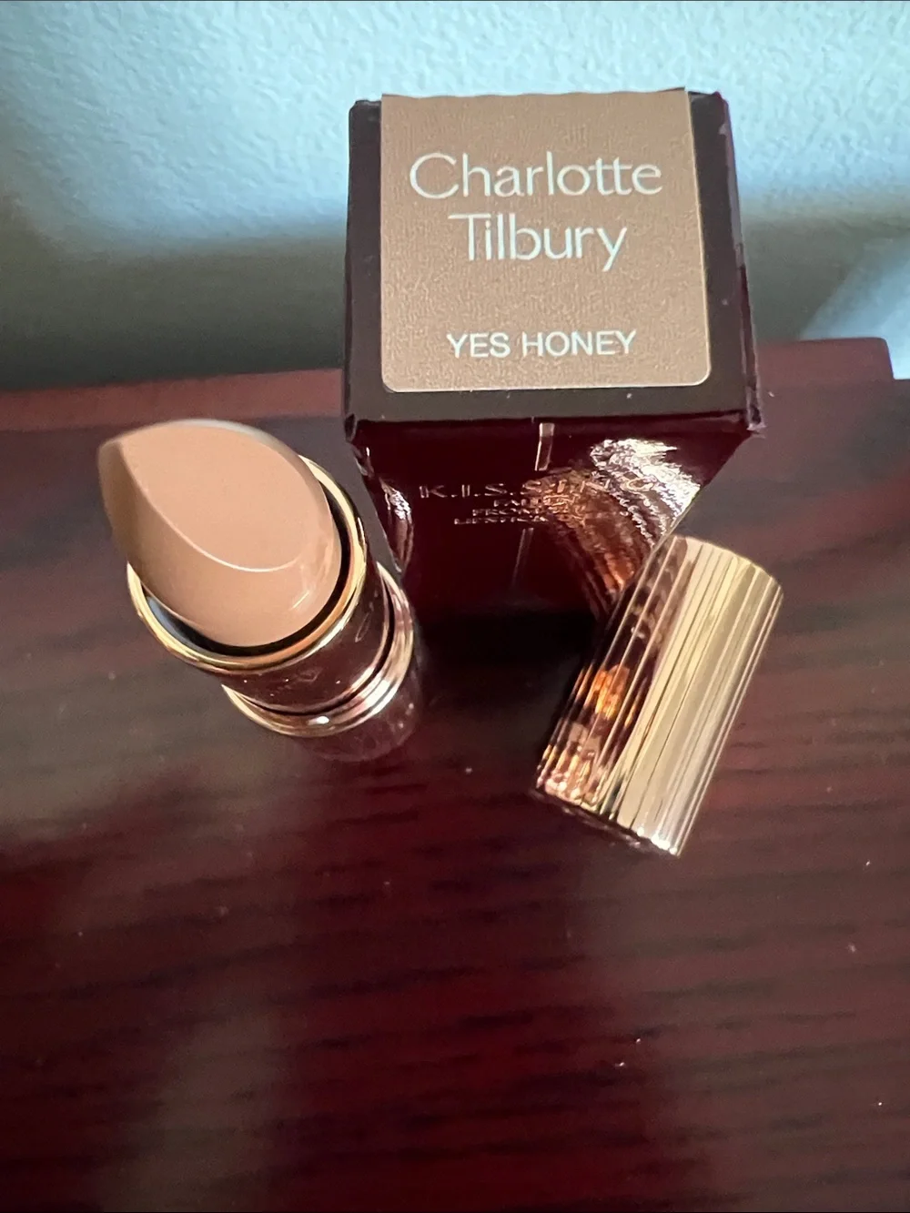 Charlotte Tilbury K.I.S.S.I.N.G. Lipstick - Yes Honey (Warm Nude / Beige)